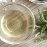 Aceto bianco: i 5 usi in casa che non immagineresti mai